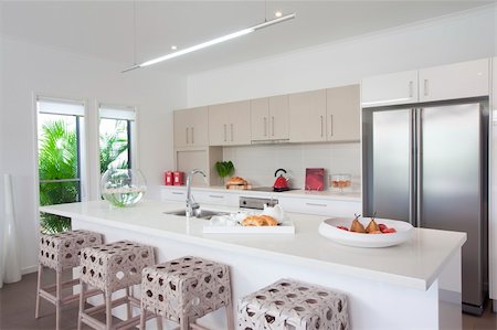 suburban kitchen - Kitchen in new modern townhouse Photographie de stock - Aubaine LD & Abonnement, Code: 400-05238850