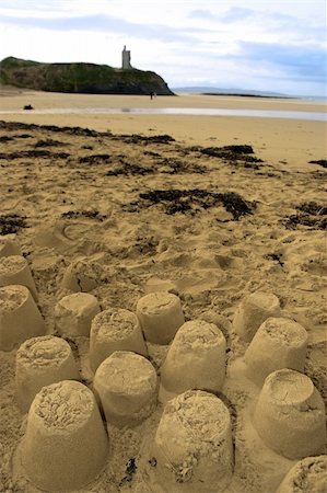 simsearch:400-04423521,k - childrens sandcastles on a beach in ireland with cliffs and real castle in background Photographie de stock - Aubaine LD & Abonnement, Code: 400-05230676