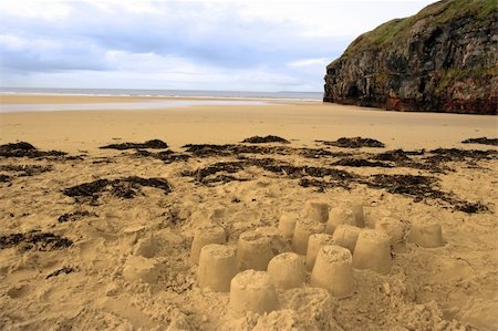 simsearch:400-04423521,k - childrens sandcastles on a beach in ireland with cliffs in background Photographie de stock - Aubaine LD & Abonnement, Code: 400-05230678