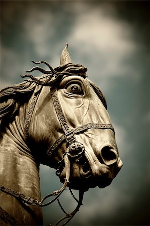 side view of horse head - A horse head statue isolated over a blue sky Photographie de stock - Aubaine LD & Abonnement, Code: 400-05233997