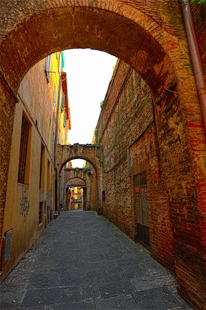 simsearch:400-06065362,k - Narrow Alley With Old Buildings In Italian City of Siena Photographie de stock - Aubaine LD & Abonnement, Code: 400-05244058