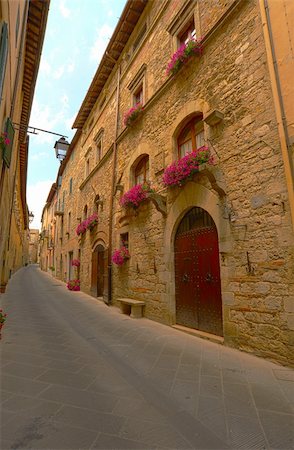 simsearch:400-04990381,k - Narrow Alley With Old Buildings In Italian City of Siena Stock Photo - Budget Royalty-Free & Subscription, Code: 400-05246344
