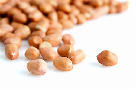 simsearch:400-04833195,k - Closeup peanuts with skin isolated on white. Stock Photo - Budget Royalty-Free & Subscription, Code: 400-05249724