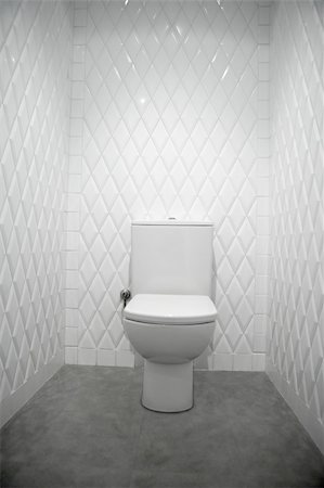 toilet in a white narrow room diamond shape tiles Foto de stock - Super Valor sin royalties y Suscripción, Código: 400-05240021