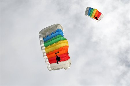 simsearch:400-06642893,k - Two parachutists with very brightly colored parachutes over a gray sky Foto de stock - Super Valor sin royalties y Suscripción, Código: 400-05243574