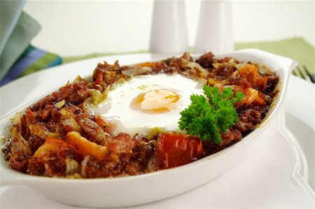 Baked corned beef hash with egg, tomato and onion with parsley. Stock Photo - Budget Royalty-Free & Subscription, Code: 400-05254997