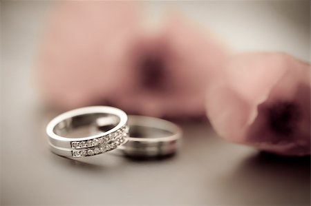 Wedding rings and tullips Photographie de stock - Aubaine LD & Abonnement, Code: 400-05250195