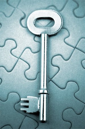 Single key resting on jigsaw puzzle Foto de stock - Super Valor sin royalties y Suscripción, Código: 400-05250939