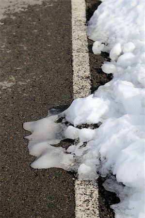 simsearch:400-07215754,k - road white lines winter snow danger traffic Foto de stock - Super Valor sin royalties y Suscripción, Código: 400-05251500
