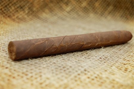 Cuban cigar on hessian canvas Foto de stock - Super Valor sin royalties y Suscripción, Código: 400-05264528