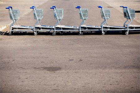 simsearch:400-04321973,k - Shopping carts outside a mall Stock Photo - Budget Royalty-Free & Subscription, Code: 400-05262709