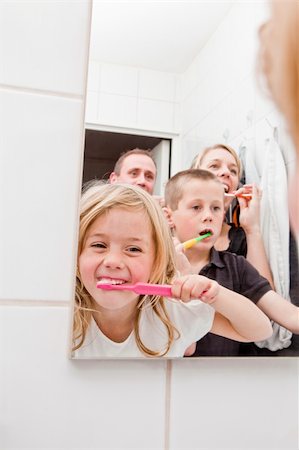 simsearch:400-04151137,k - Family brushing teeths in the bathroom Photographie de stock - Aubaine LD & Abonnement, Code: 400-05276114