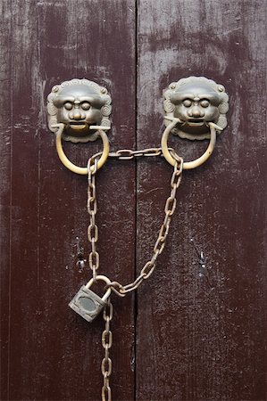 Old Chinese style  door with iron chain and  mythical wild animal head door handles. Photographie de stock - Aubaine LD & Abonnement, Code: 400-05276171