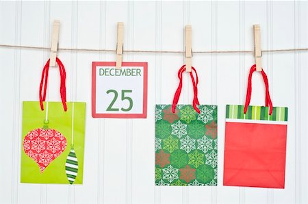 simsearch:400-04263617,k - Gift Sack and Christmas Calendar Page on a Clothesline.  Holiday Concept. Photographie de stock - Aubaine LD & Abonnement, Code: 400-05278867