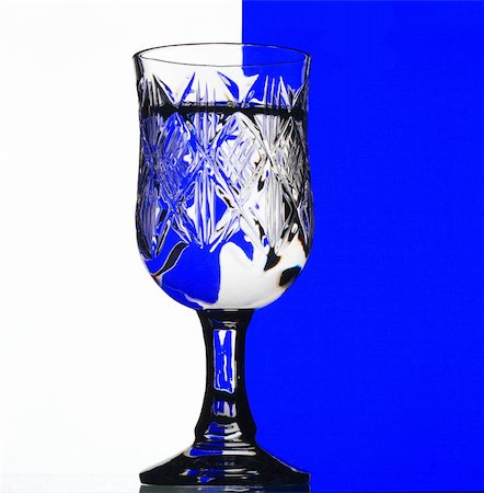 glass in a color background Foto de stock - Super Valor sin royalties y Suscripción, Código: 400-05272623