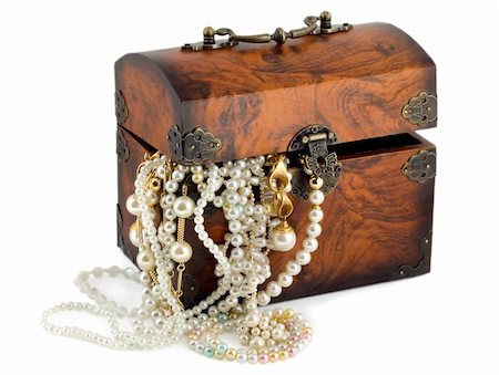 Treasure chest with pearl earrings , jewellery border , golden chains bracelets pearl isolated on white background Foto de stock - Super Valor sin royalties y Suscripción, Código: 400-05273120