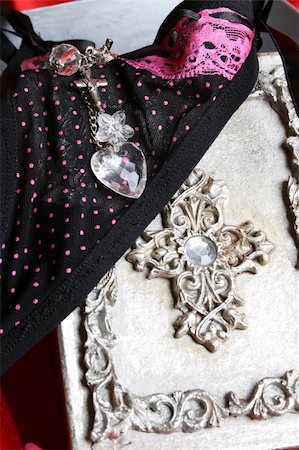 Pink and black valentine lingerie hanging on a silver box Photographie de stock - Aubaine LD & Abonnement, Code: 400-05285201