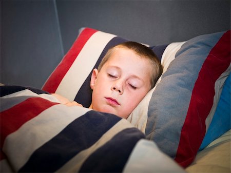 Young Boy sleeping in his bed Photographie de stock - Aubaine LD & Abonnement, Code: 400-05281808