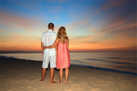 Couple on the beach at sunrise time. Foto de stock - Super Valor sin royalties y Suscripción, Código: 400-05293141