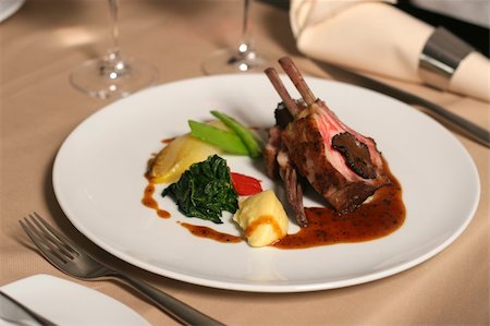 simsearch:400-04684204,k - restaurant table with a plate of lamb meal Photographie de stock - Aubaine LD & Abonnement, Code: 400-05305077