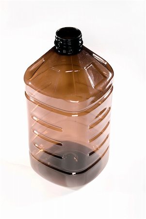 brown plastic bottle isolated on white background Foto de stock - Super Valor sin royalties y Suscripción, Código: 400-05307867