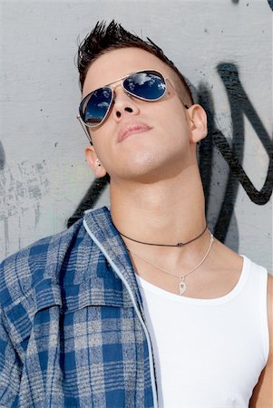 simsearch:400-04732323,k - young male urban fashion sky on sunglasses over wall Foto de stock - Super Valor sin royalties y Suscripción, Código: 400-05308173