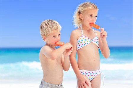 Brother and sister eating an ice cream Stock Photo - Budget Royalty-Free & Subscription, Code: 400-05316716