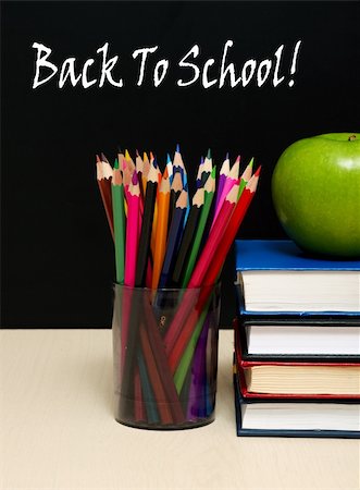 simsearch:400-08315791,k - School books with apple on desk, on black school board background Foto de stock - Super Valor sin royalties y Suscripción, Código: 400-05318414