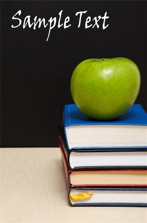 simsearch:400-08315791,k - School books with apple on desk, on black school board background Foto de stock - Super Valor sin royalties y Suscripción, Código: 400-05318744