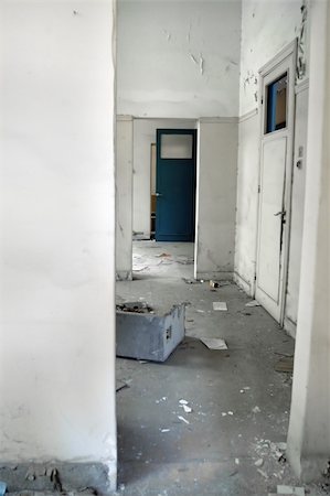 simsearch:859-03983026,k - White hallway and doors in empty abandoned building. Stock Photo - Budget Royalty-Free & Subscription, Code: 400-05328453