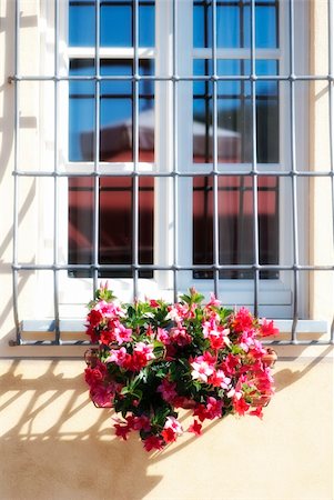 simsearch:400-07054392,k - Countryside House Window with Flowers, Italy Photographie de stock - Aubaine LD & Abonnement, Code: 400-05338894
