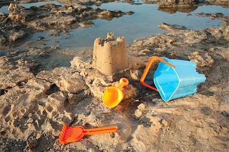 simsearch:400-04423521,k - Toys and sand castle on the beach Photographie de stock - Aubaine LD & Abonnement, Code: 400-05346048