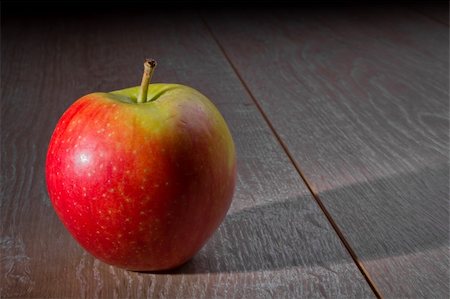 simsearch:400-07096505,k - Fresh ripe apple on a wooden table Stock Photo - Budget Royalty-Free & Subscription, Code: 400-05356733