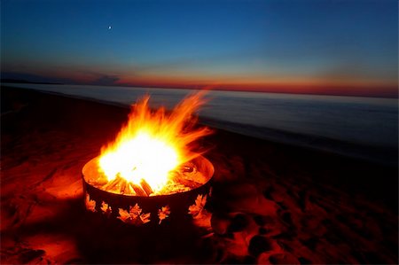 superior - Campfire and beautiful sunset along the beautiful beach of Lake Superior in northern Michigan. Stock Photo - Budget Royalty-Free & Subscription, Code: 400-05350134