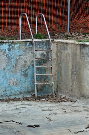 simsearch:859-03983026,k - Drained swimming pool in abandoned house. Stock Photo - Budget Royalty-Free & Subscription, Code: 400-05352430