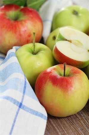 simsearch:400-07096505,k - Red and green apples with leaves on the table Stock Photo - Budget Royalty-Free & Subscription, Code: 400-05361491