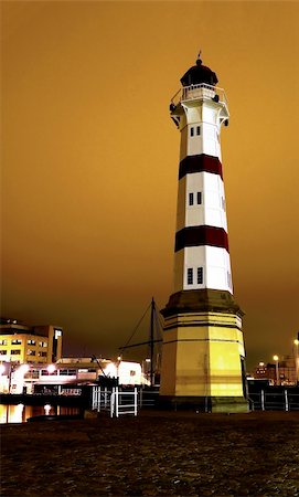 simsearch:400-07405238,k - The lighthouse at night in the city Foto de stock - Super Valor sin royalties y Suscripción, Código: 400-05373947