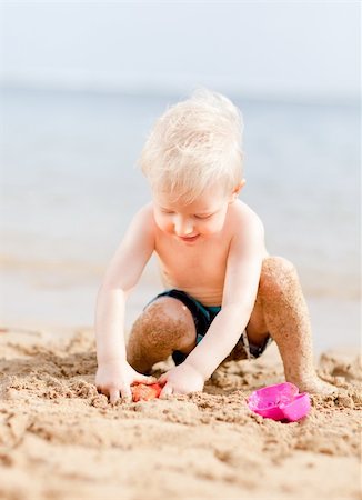 simsearch:400-04423521,k - adorable toddler playing in sand on a tropical beach Photographie de stock - Aubaine LD & Abonnement, Code: 400-05384028