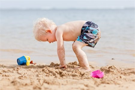 simsearch:400-04423521,k - adorable toddler playing in sand on a tropical beach Photographie de stock - Aubaine LD & Abonnement, Code: 400-05384029