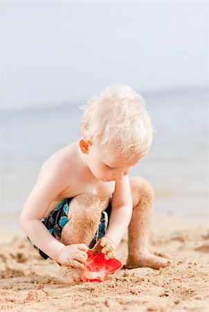 simsearch:400-04423521,k - adorable toddler playing in sand on a tropical beach Photographie de stock - Aubaine LD & Abonnement, Code: 400-05384030