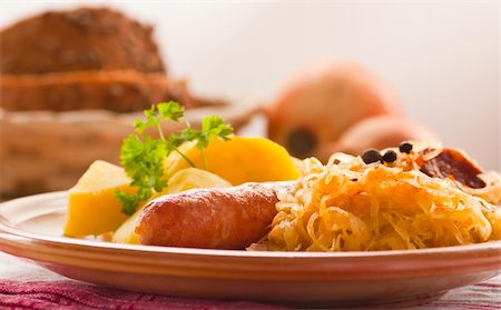 simsearch:400-04684204,k - Sausage with potatoes and sauerkraut and bread loaves Photographie de stock - Aubaine LD & Abonnement, Code: 400-05384729