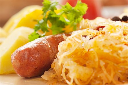 simsearch:400-04684204,k - Sausage with potatoes and sauerkraut and bread loaves Photographie de stock - Aubaine LD & Abonnement, Code: 400-05384730