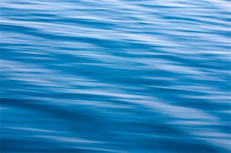 simsearch:400-04058760,k - Small waves on water surface in motion blur. Photographie de stock - Aubaine LD & Abonnement, Code: 400-05384793