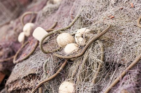 Freshly used wet fishing net with corks lying on the boat floor. Foto de stock - Super Valor sin royalties y Suscripción, Código: 400-05384816