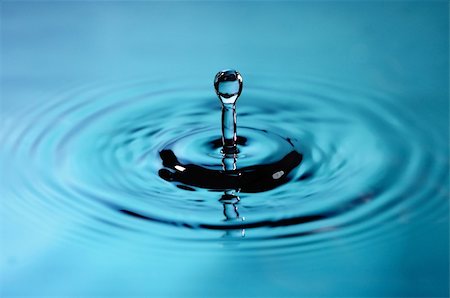 simsearch:400-05275951,k - A droplet splashing over calm water macro Stock Photo - Budget Royalty-Free & Subscription, Code: 400-05386279