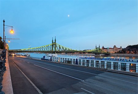 simsearch:400-04564562,k - Budapest night view. Long exposure. Hungarian landmarks, Freedom Bridge and Gellert Hotel Palace. Stock Photo - Budget Royalty-Free & Subscription, Code: 400-05386550