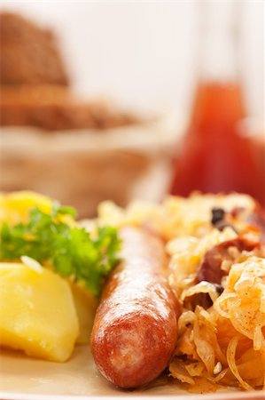 simsearch:400-04684204,k - Sausage with potatoes and sauerkraut and bread loaves Photographie de stock - Aubaine LD & Abonnement, Code: 400-05389025