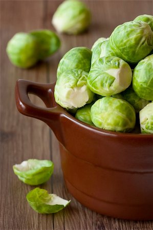 simsearch:400-05370250,k - Brussels sprouts in a brown ceramic saucepan close-up. Stock Photo - Budget Royalty-Free & Subscription, Code: 400-05380630