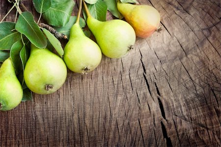 simsearch:400-07096505,k - Freshly harvested pears on old wooden background Stock Photo - Budget Royalty-Free & Subscription, Code: 400-05381568