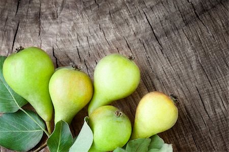 simsearch:400-07096505,k - Freshly harvested pears on old wooden background Stock Photo - Budget Royalty-Free & Subscription, Code: 400-05382447